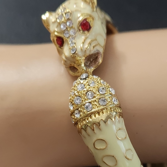 Cream colored vintage bangle ruby eyes rhinestones beautiful bangle. Vintage - Picture 3 of 3